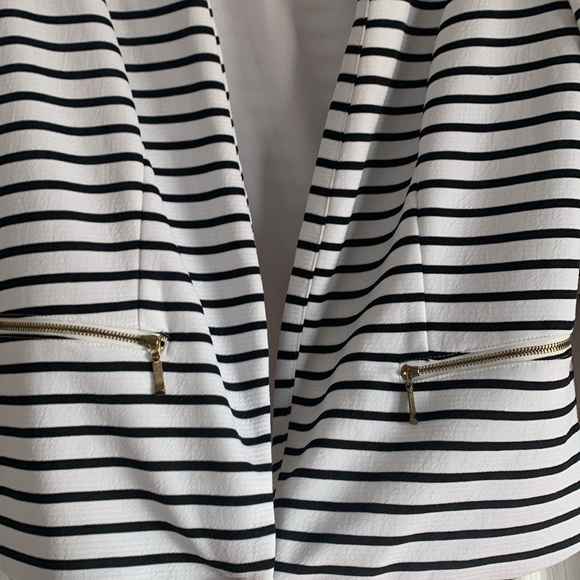 Lightly worn white and black stripe blazer. Size L - Picture 4 of 5